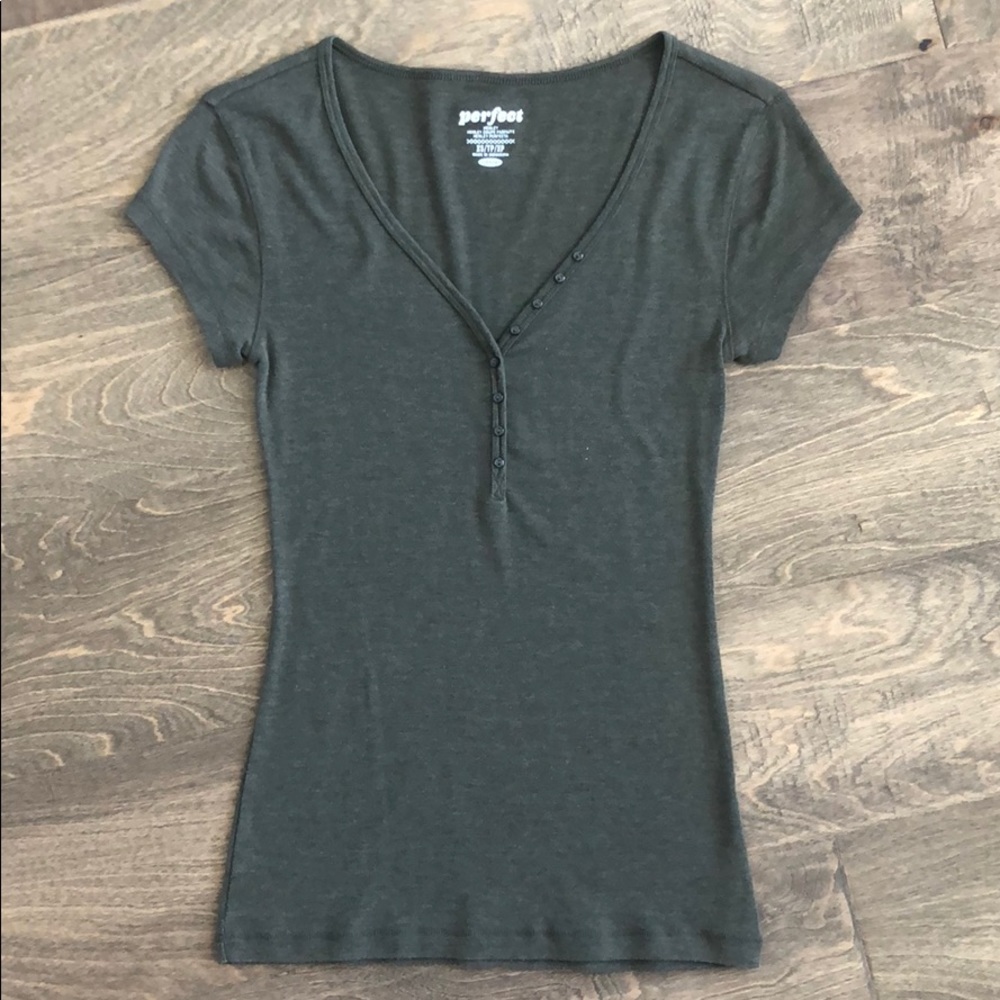 Old Navy V neck T shirt
